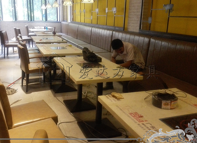 火锅店餐桌椅.jpg 工厂直销火锅店餐桌椅,焖锅店餐桌椅,三汁焖锅店餐桌椅,烤鱼店餐桌椅,烧烤店餐桌椅,烤吧餐桌椅,卡座沙发餐桌椅